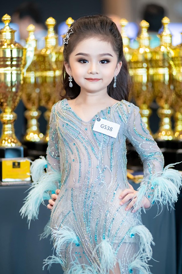 6歲小仙女「奪下選美冠軍」被酸妝太濃　素顏自清「還原最原始樣貌」網友全看傻
