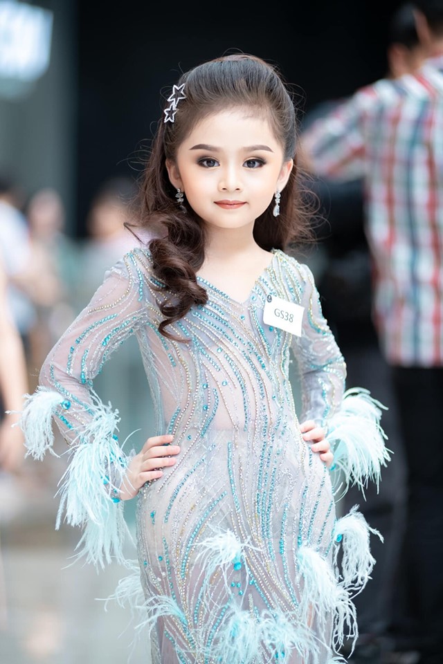 6歲小仙女「奪下選美冠軍」被酸妝太濃　素顏自清「還原最原始樣貌」網友全看傻
