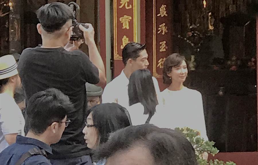 林志玲「梳包頭蓋白紗」現身台南婚禮綵排　「絕美婚紗照曝光」甜勾AKIRA祭祖