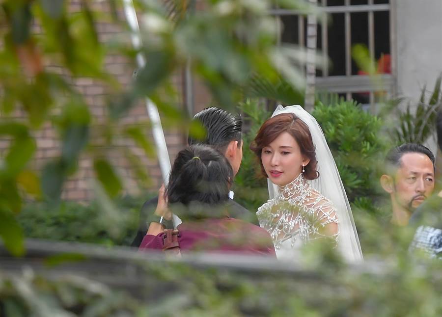 林志玲「梳包頭蓋白紗」現身台南婚禮綵排　「絕美婚紗照曝光」甜勾AKIRA祭祖