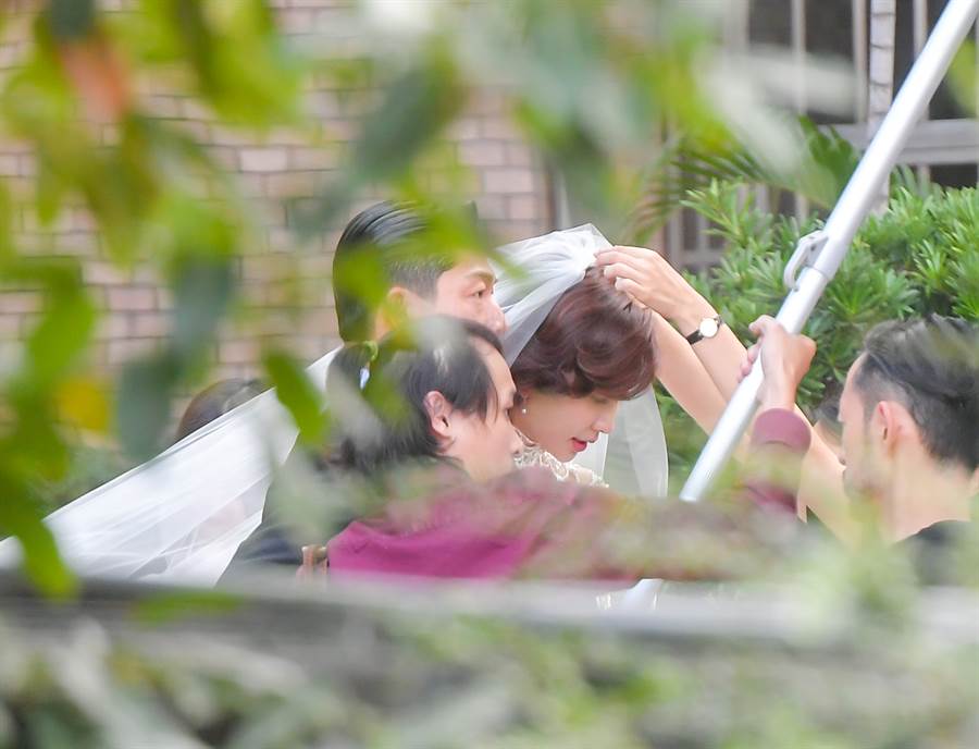 林志玲「梳包頭蓋白紗」現身台南婚禮綵排　「絕美婚紗照曝光」甜勾AKIRA祭祖