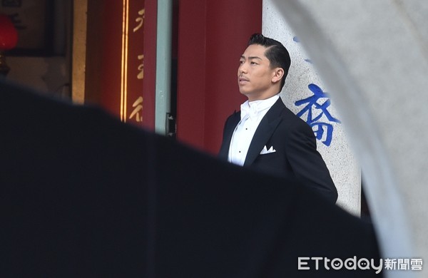 林志玲「梳包頭蓋白紗」現身台南婚禮綵排　「絕美婚紗照曝光」甜勾AKIRA祭祖