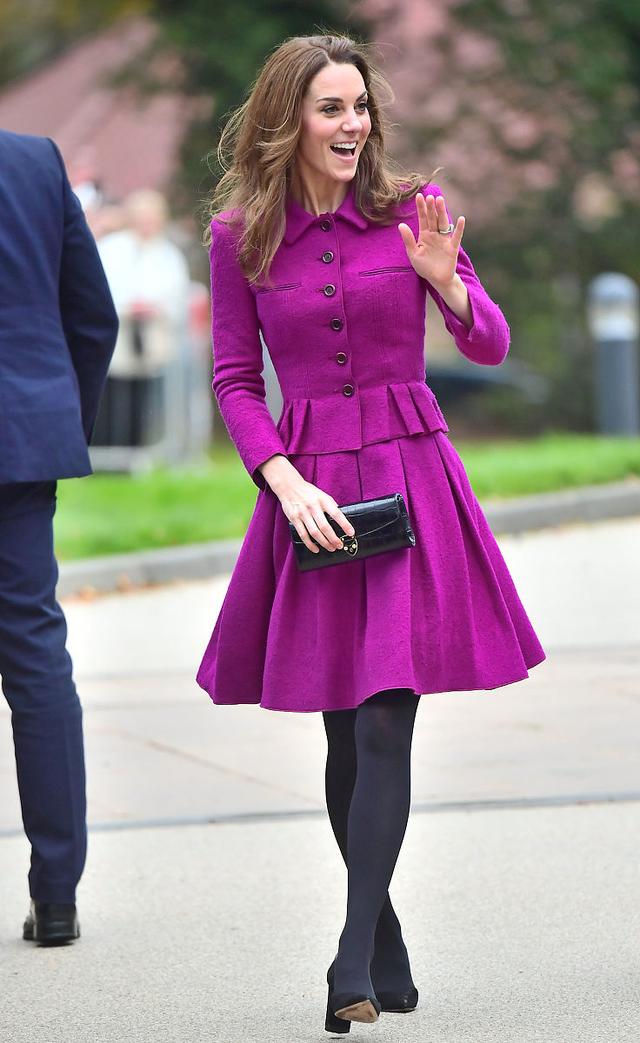 王妃也節儉!凱特現身福利院「與孩子互動超親切」,穿2年前舊衣起球嚴重:想送她去球器