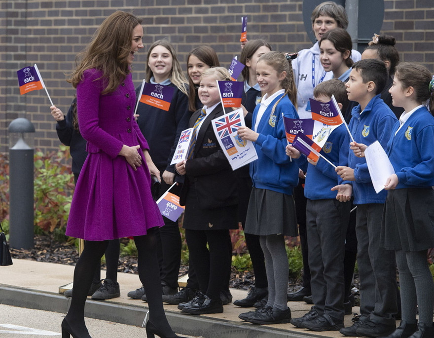 王妃也節儉!凱特現身福利院「與孩子互動超親切」,穿2年前舊衣起球嚴重:想送她去球器