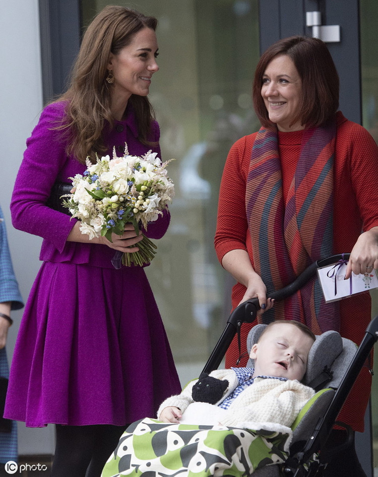 王妃也節儉!凱特現身福利院「與孩子互動超親切」,穿2年前舊衣起球嚴重:想送她去球器