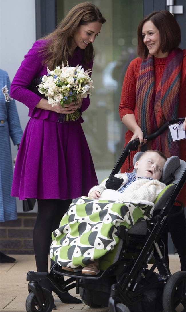 王妃也節儉!凱特現身福利院「與孩子互動超親切」,穿2年前舊衣起球嚴重:想送她去球器