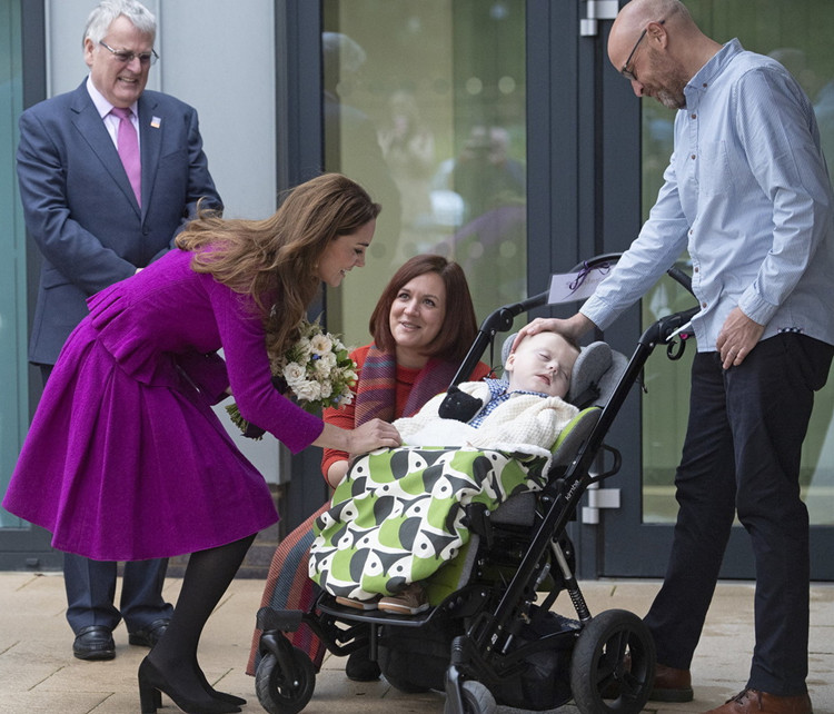 王妃也節儉!凱特現身福利院「與孩子互動超親切」,穿2年前舊衣起球嚴重:想送她去球器