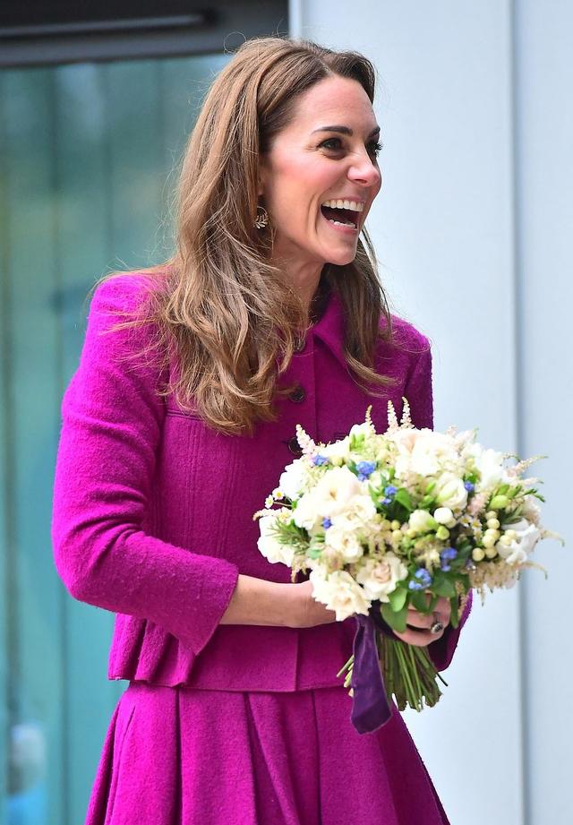 王妃也節儉!凱特現身福利院「與孩子互動超親切」,穿2年前舊衣起球嚴重:想送她去球器