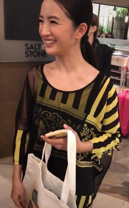 難怪皮膚水嫩又光滑！37歲林依晨素顏被偶遇，路人照下少女感十足，透露 「20年洗臉秘訣」女明星都讚爆