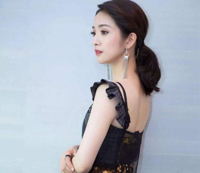 難怪皮膚水嫩又光滑！37歲林依晨素顏被偶遇，路人照下少女感十足，透露 「20年洗臉秘訣」女明星都讚爆