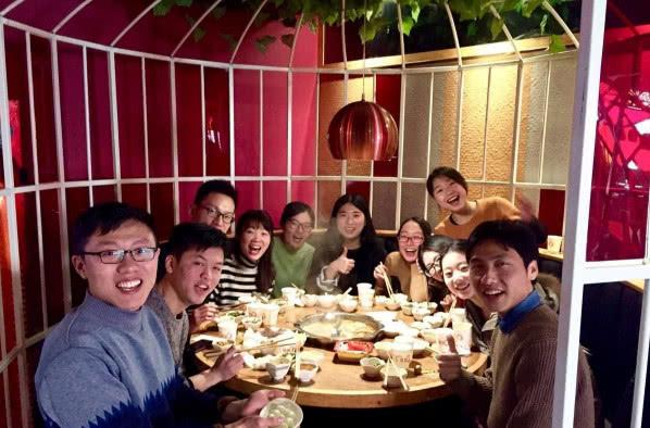 同學聚會花費6300！我中途悄悄買單　臨走前飯店老闆卻說：你們誰買單？