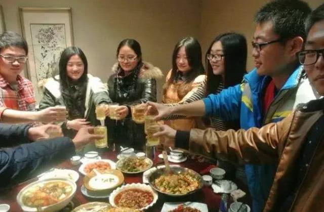 同學聚會花費6300！我中途悄悄買單　臨走前飯店老闆卻說：你們誰買單？