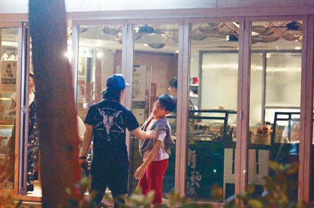 一家四口罕現身！任賢齊妻子一襲長裙氣質出眾，兒子帥氣可愛像爸爸，14歲女兒「五官清秀、顏值出眾」：星味十足