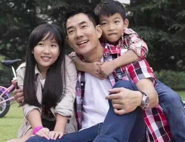 一家四口罕現身！任賢齊妻子一襲長裙氣質出眾，兒子帥氣可愛像爸爸，14歲女兒「五官清秀、顏值出眾」：星味十足