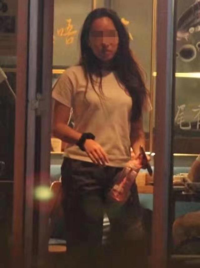 一家四口罕現身！任賢齊妻子一襲長裙氣質出眾，兒子帥氣可愛像爸爸，14歲女兒「五官清秀、顏值出眾」：星味十足