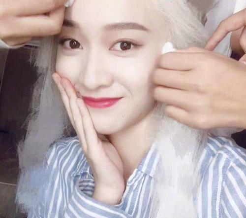 女星臉上粉底有多厚？男主親了她額頭一下 　  特寫鏡頭拉近「紅唇變白唇」笑噴網友：化妝師在刷牆