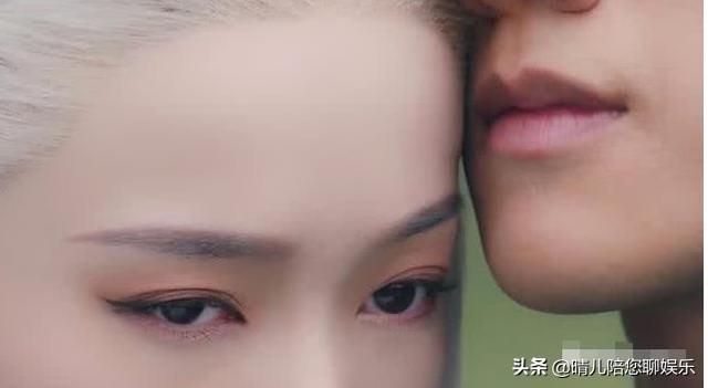 女星臉上粉底有多厚？男主親了她額頭一下 　  特寫鏡頭拉近「紅唇變白唇」笑噴網友：化妝師在刷牆