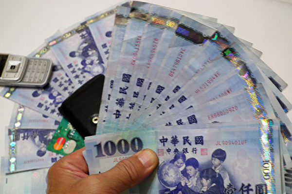 12萬薪水全給媽管！10年後想結婚買房「拿出存摺簿秒愣住」　女友心冷安慰：「無法原諒未來婆婆」