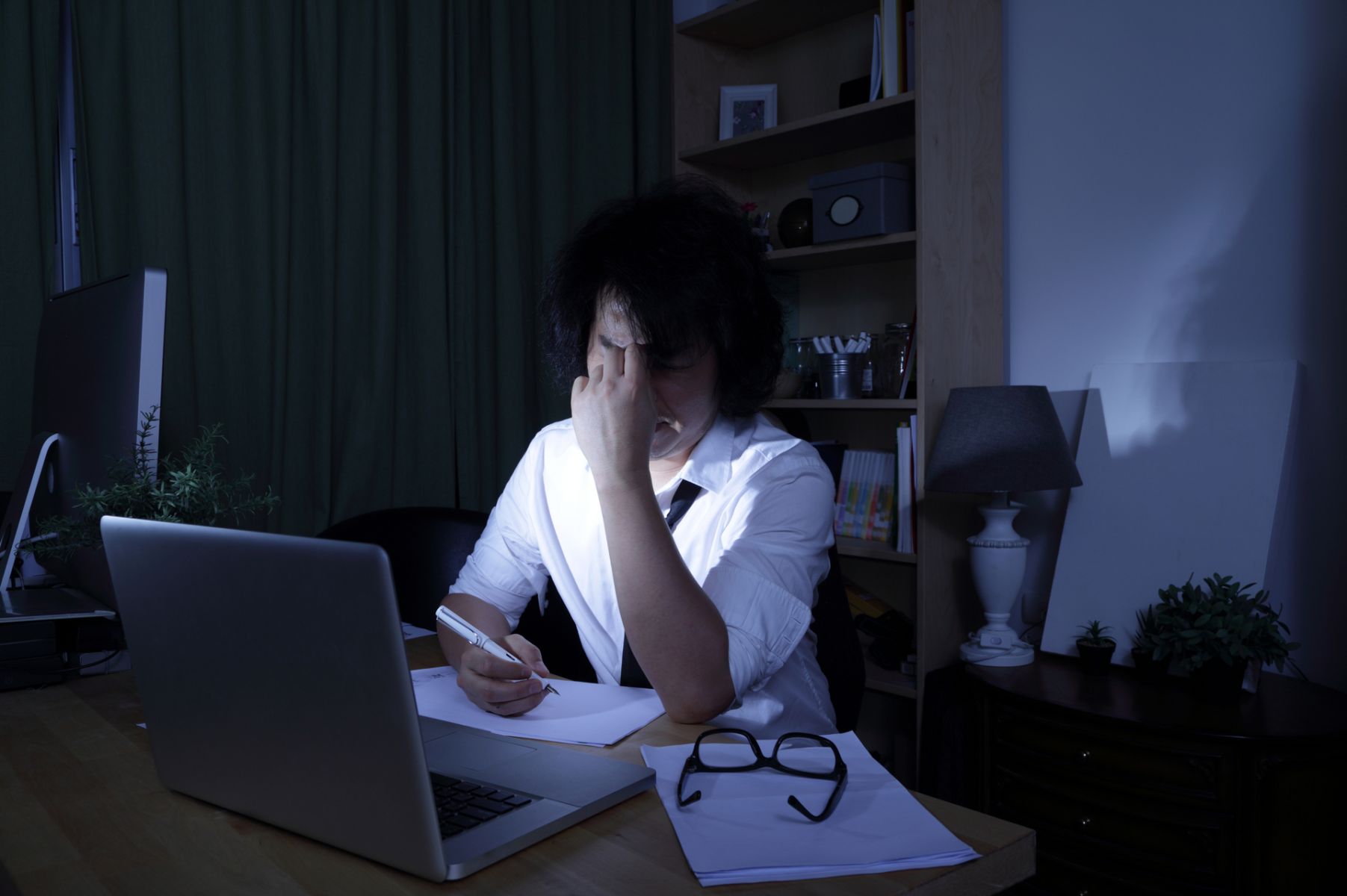 12萬薪水全給媽管！10年後想結婚買房「拿出存摺簿秒愣住」　女友心冷安慰：「無法原諒未來婆婆」