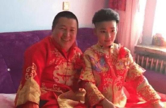 婚禮搞得像結拜！「最帥新娘」火了，一頭炫酷髮型實力搶鏡，與新郎同坐畫風突變：不是兄弟勝似兄弟