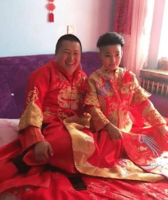 婚禮搞得像結拜！「最帥新娘」火了，一頭炫酷髮型實力搶鏡，與新郎同坐畫風突變：不是兄弟勝似兄弟