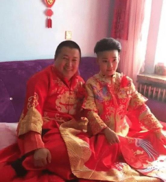 婚禮搞得像結拜！「最帥新娘」火了，一頭炫酷髮型實力搶鏡，與新郎同坐畫風突變：不是兄弟勝似兄弟