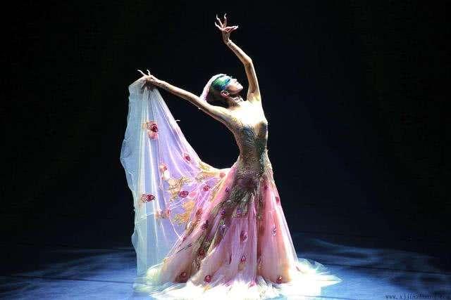 63歲不老女神患重症不願剃頭「手術堅持化妝」 30年不吃晚餐「身材纖細高挑」:只想展現最美的一面