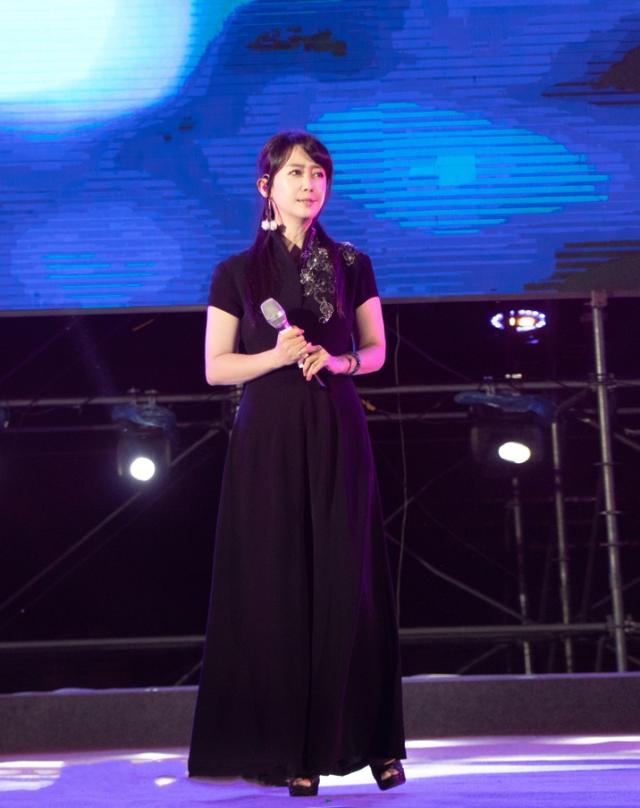 依然是月亮女神！49歲孟庭葦「曼妙身材不輸少女」刺繡連身褲端莊優雅　膚質保養有方「一頭烏黑長髮」超凍齡