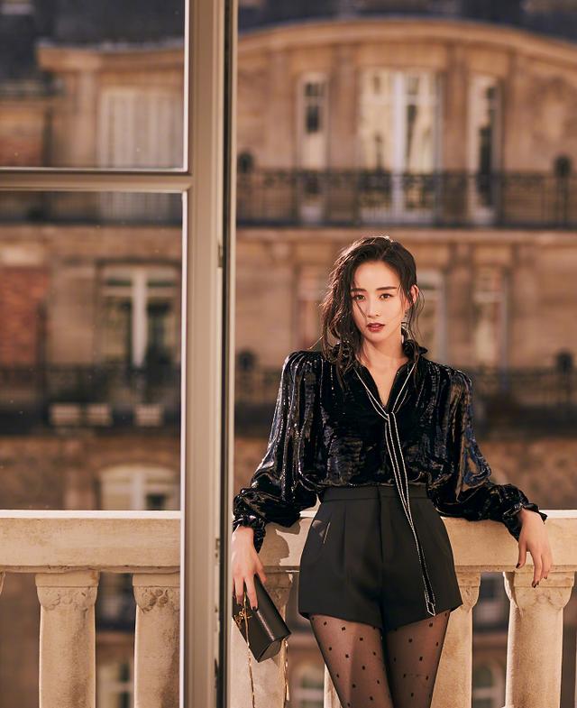 37歲張鈞甯為何被稱腿精？當她穿上超薄黑絲襪那一刻，網友：想給你的腿上保險