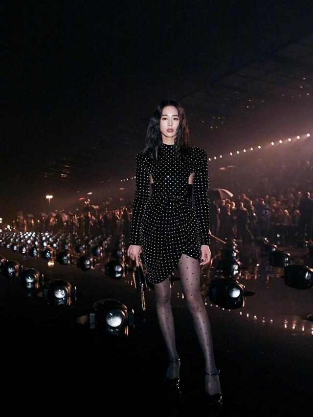 37歲張鈞甯為何被稱腿精？當她穿上超薄黑絲襪那一刻，網友：想給你的腿上保險