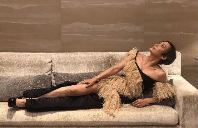 60歲女星「身材曲線窈窕」不在意被貼「周潤發前妻」標籤　二任夫緋聞不斷「毅然放手」大談差22歲母子戀