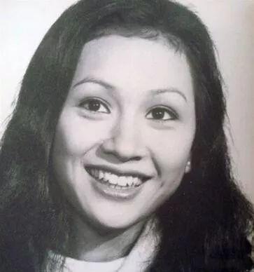 60歲女星「身材曲線窈窕」不在意被貼「周潤發前妻」標籤　二任夫緋聞不斷「毅然放手」大談差22歲母子戀