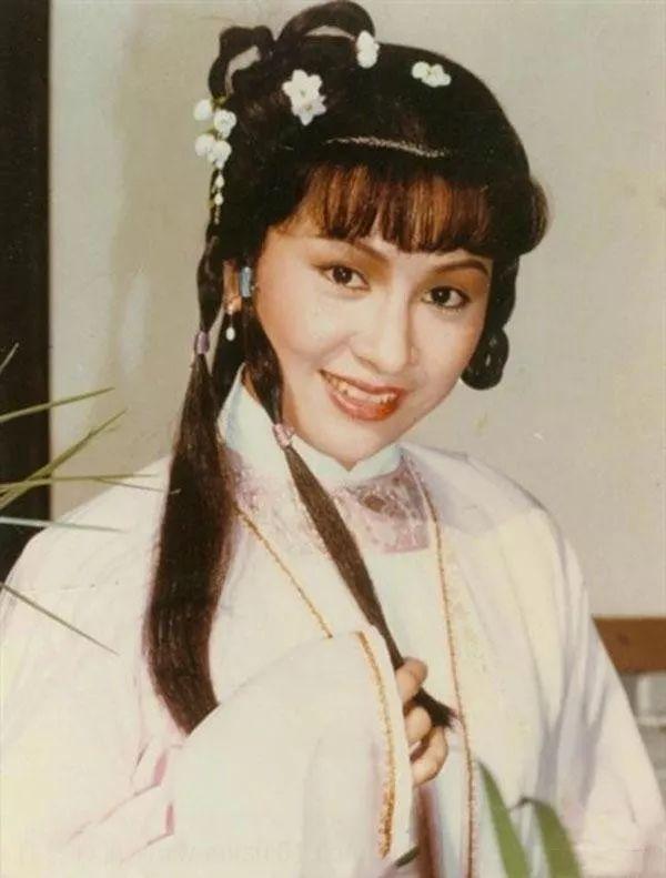 60歲女星「身材曲線窈窕」不在意被貼「周潤發前妻」標籤　二任夫緋聞不斷「毅然放手」大談差22歲母子戀