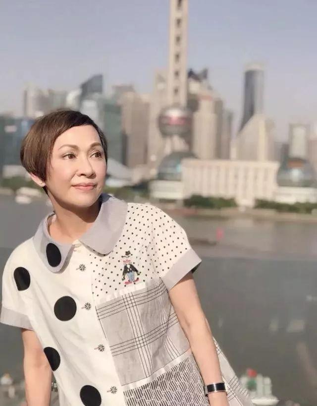 60歲女星「身材曲線窈窕」不在意被貼「周潤發前妻」標籤　二任夫緋聞不斷「毅然放手」大談差22歲母子戀