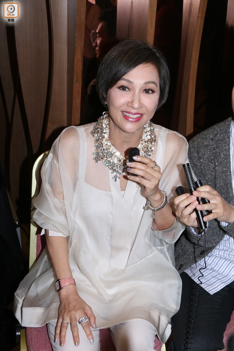 60歲女星「身材曲線窈窕」不在意被貼「周潤發前妻」標籤　二任夫緋聞不斷「毅然放手」大談差22歲母子戀