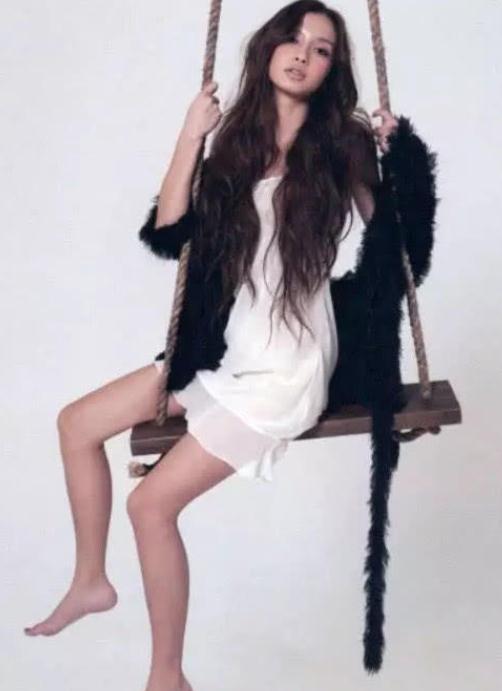 變身小龍女!Baby模特私照曝光,凌空「掛在一根繩子上」盪鞦韆,無修圖鏡頭下,一張混血臉美爆了