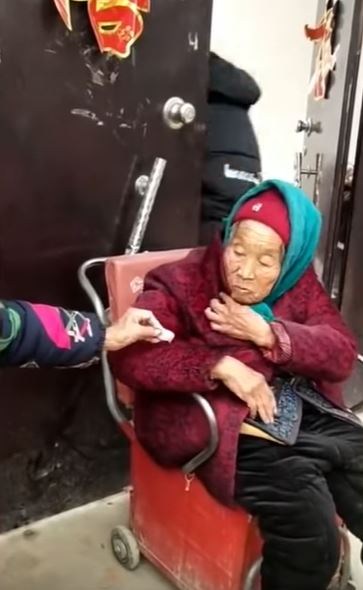 有媽的孩子像個寶!107歲老母親「突然給糖果吃」 84歲女兒愣住「下一幕融化所有人」:好幸福