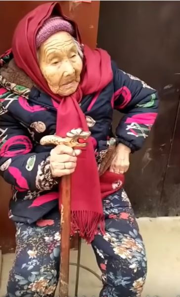 有媽的孩子像個寶!107歲老母親「突然給糖果吃」 84歲女兒愣住「下一幕融化所有人」:好幸福