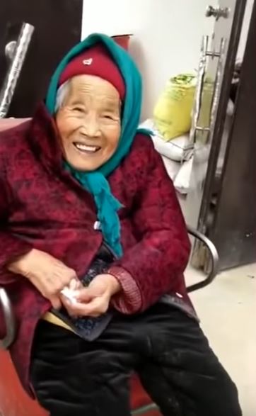 有媽的孩子像個寶!107歲老母親「突然給糖果吃」 84歲女兒愣住「下一幕融化所有人」:好幸福