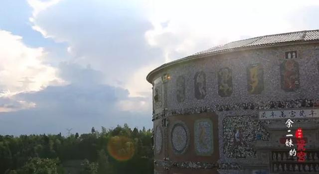 5年花光積蓄!89歲阿嬤用6萬件瓷器「打造千年瓷宮」 為圓夢砸2億5千萬「甘願住茅棚穿破衣」