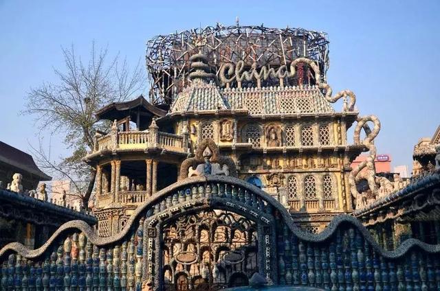 5年花光積蓄!89歲阿嬤用6萬件瓷器「打造千年瓷宮」 為圓夢砸2億5千萬「甘願住茅棚穿破衣」