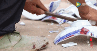 5年花光積蓄!89歲阿嬤用6萬件瓷器「打造千年瓷宮」 為圓夢砸2億5千萬「甘願住茅棚穿破衣」