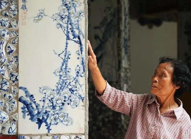 5年花光積蓄!89歲阿嬤用6萬件瓷器「打造千年瓷宮」 為圓夢砸2億5千萬「甘願住茅棚穿破衣」