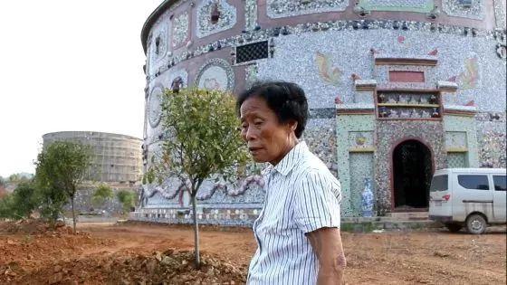 5年花光積蓄!89歲阿嬤用6萬件瓷器「打造千年瓷宮」 為圓夢砸2億5千萬「甘願住茅棚穿破衣」