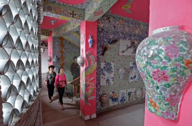 5年花光積蓄!89歲阿嬤用6萬件瓷器「打造千年瓷宮」 為圓夢砸2億5千萬「甘願住茅棚穿破衣」