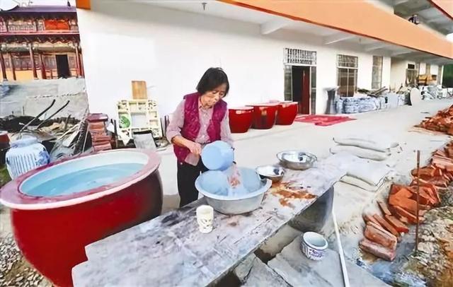 5年花光積蓄!89歲阿嬤用6萬件瓷器「打造千年瓷宮」 為圓夢砸2億5千萬「甘願住茅棚穿破衣」