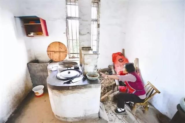 5年花光積蓄!89歲阿嬤用6萬件瓷器「打造千年瓷宮」 為圓夢砸2億5千萬「甘願住茅棚穿破衣」