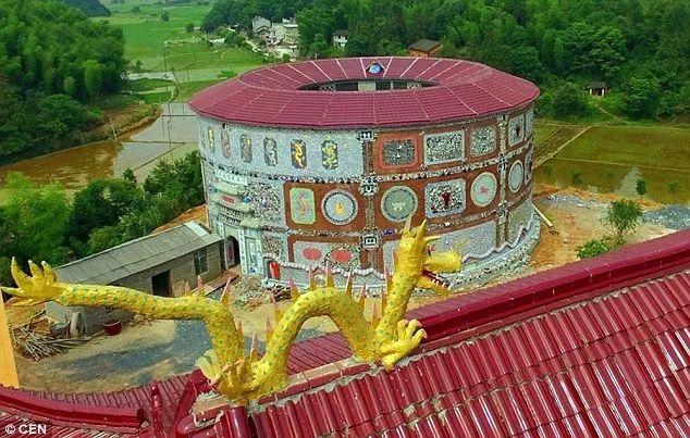 5年花光積蓄!89歲阿嬤用6萬件瓷器「打造千年瓷宮」 為圓夢砸2億5千萬「甘願住茅棚穿破衣」