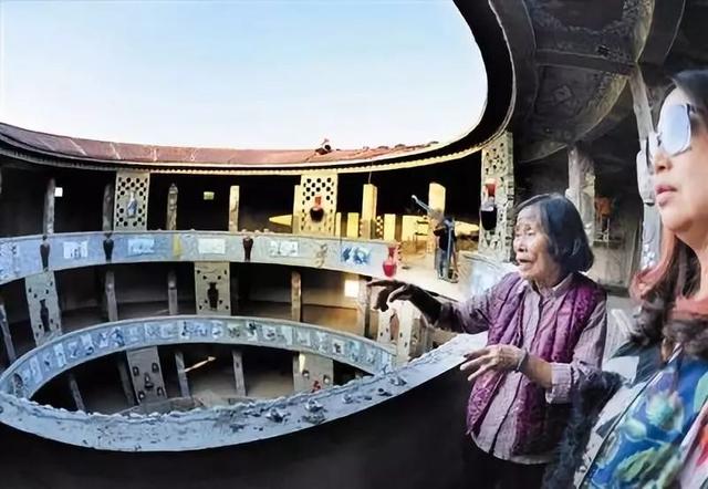 5年花光積蓄!89歲阿嬤用6萬件瓷器「打造千年瓷宮」 為圓夢砸2億5千萬「甘願住茅棚穿破衣」