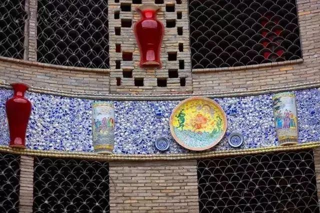 5年花光積蓄!89歲阿嬤用6萬件瓷器「打造千年瓷宮」 為圓夢砸2億5千萬「甘願住茅棚穿破衣」